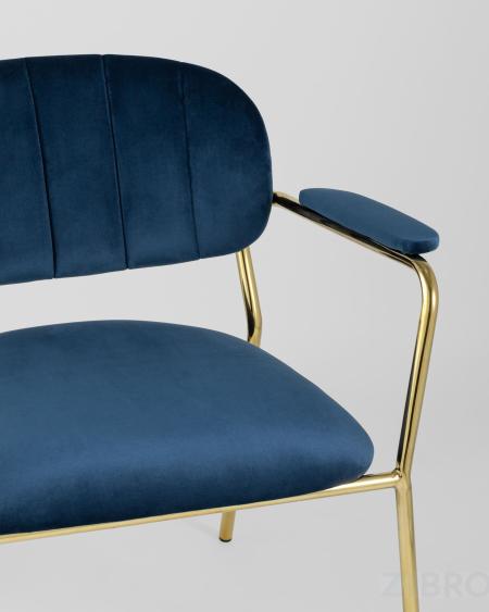 Кресло Кэрол синий с подлокотниками обивка велюр золотые ножки металл